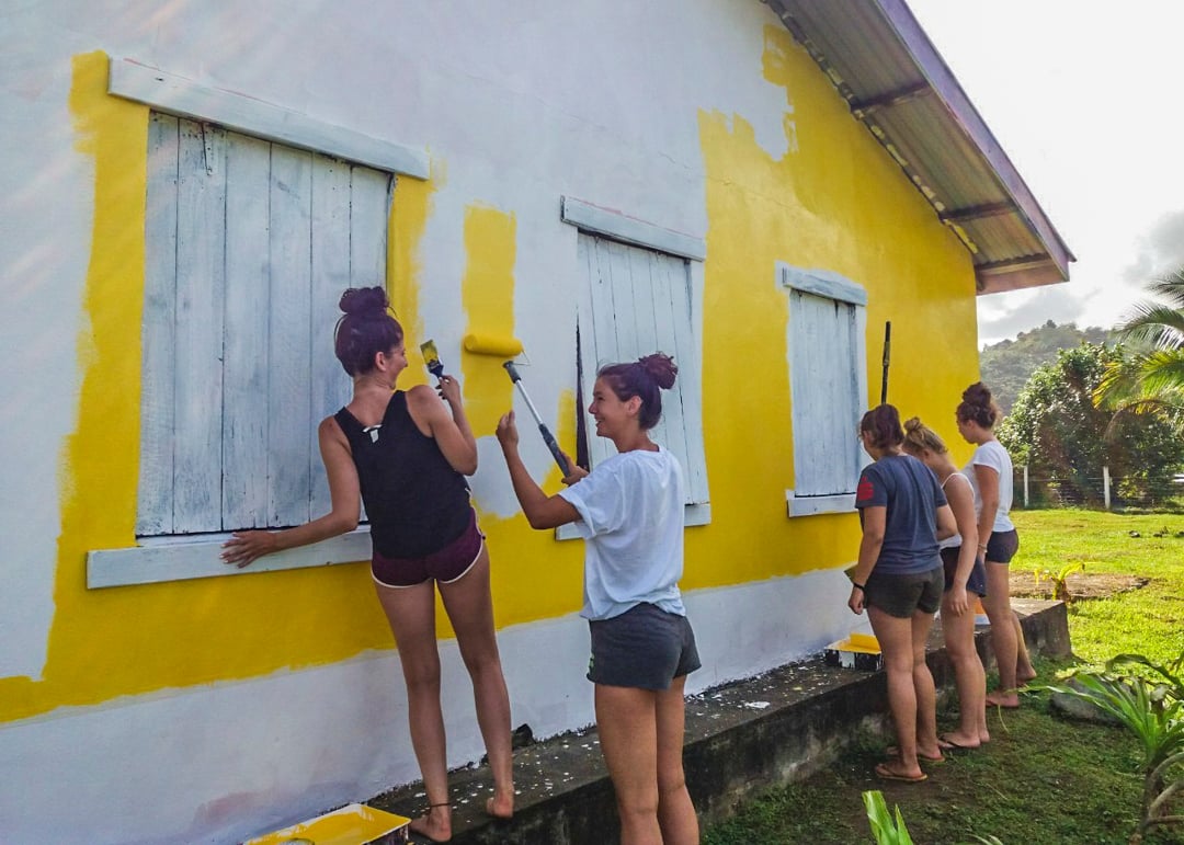 aifs-freiwilligenarbeit-fidschi-renovieren-personen-malen