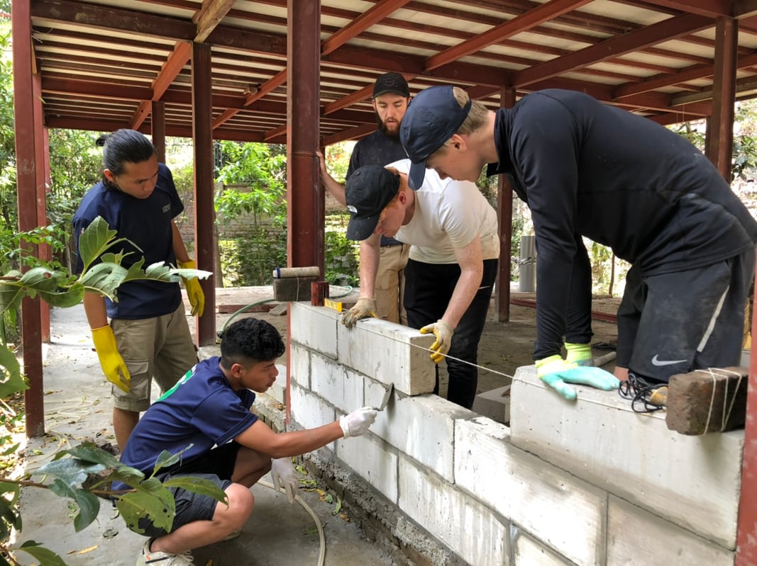 aifs-freiwilligenarbeit-nepal-personen-renovieren-bauarbeiten