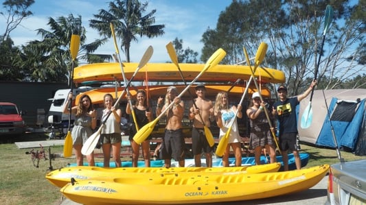 AIFS-Adventure-Trips-Australien-Personen-Kanu-Paddel-Gruppenfoto-Spaß