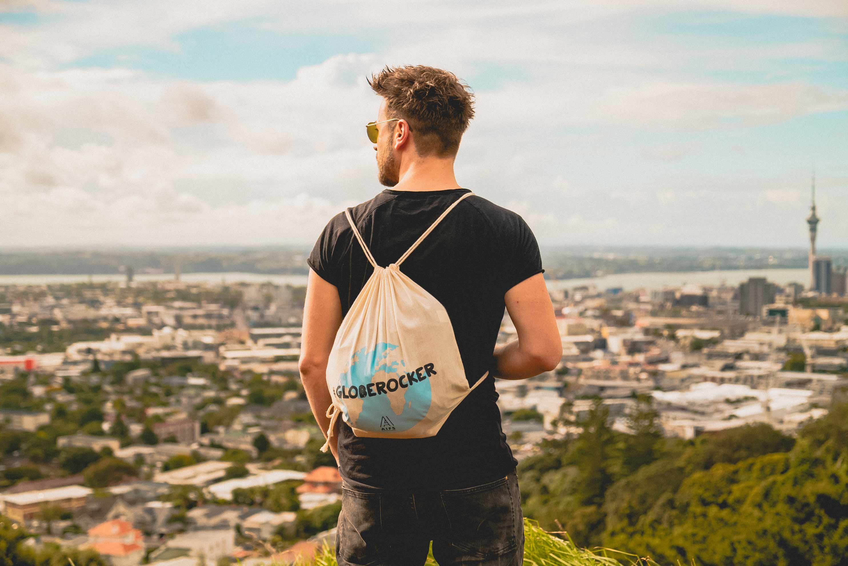 AIFS-Auslandspraktikum-Neuseeland-skyline-aussicht-person-stadt-auckland