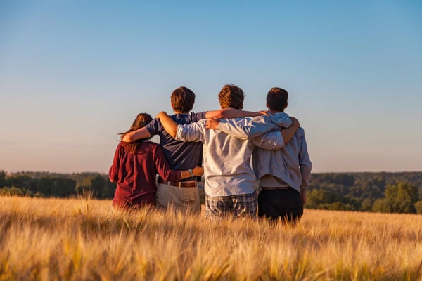 AIFS-Farmwork-and-Travel-Kanada-Personen-Feld-Freunde-Blauer-Himmel-Freunde-Gruppe