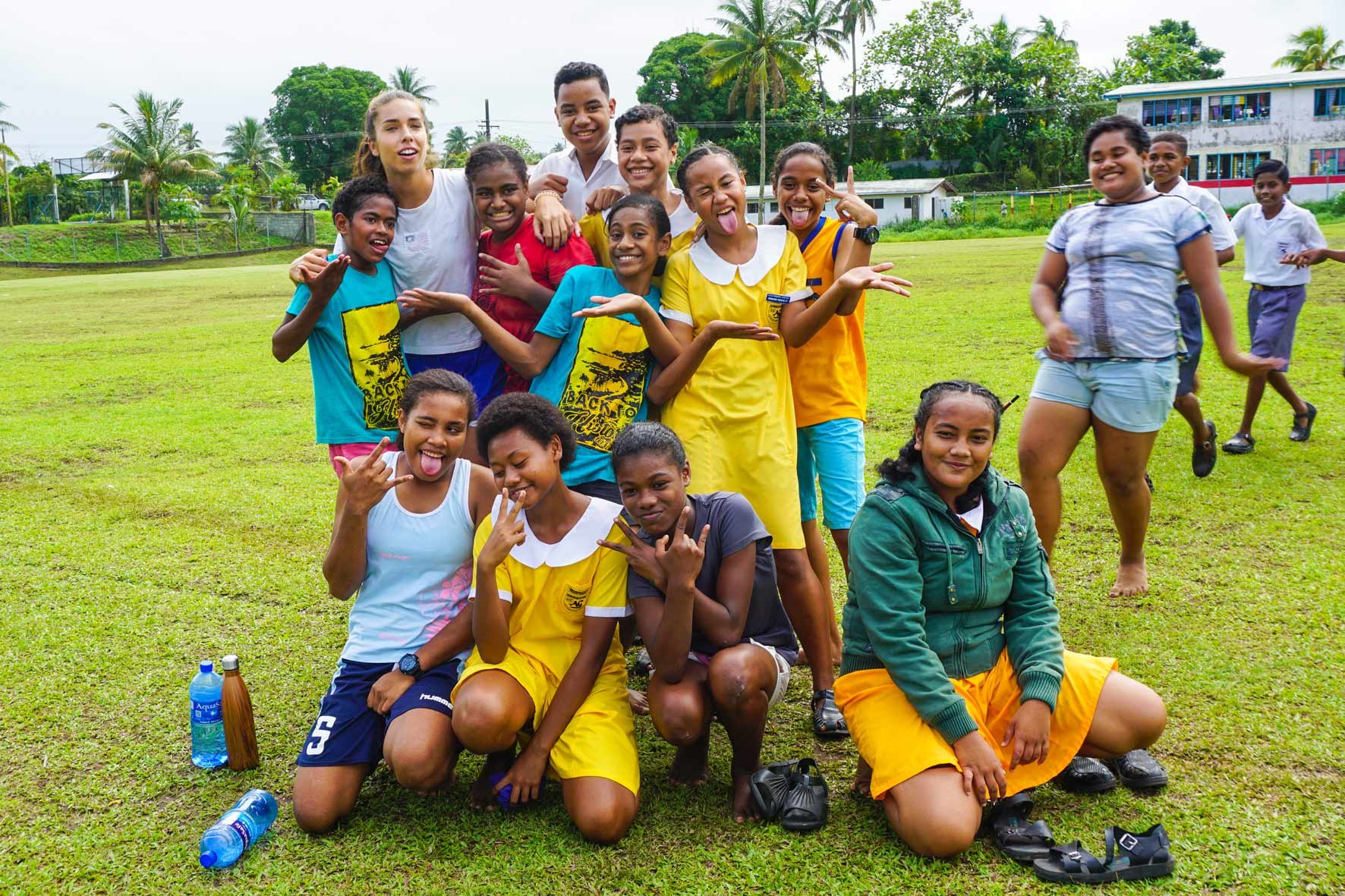 AIFS-Freiwilligenarbeit-Fidschi-Sports-coaching-gruppenfoto-sport-unterricht-spaß-bewegung-volunteer