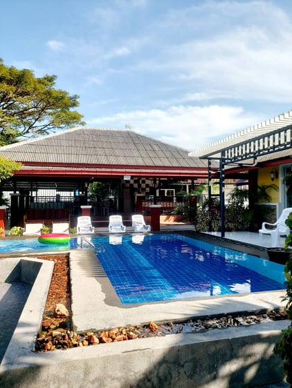 AIFS-Freiwilligenarbeit-Thailand-Unterkunft-Pool-Garten-Liegen