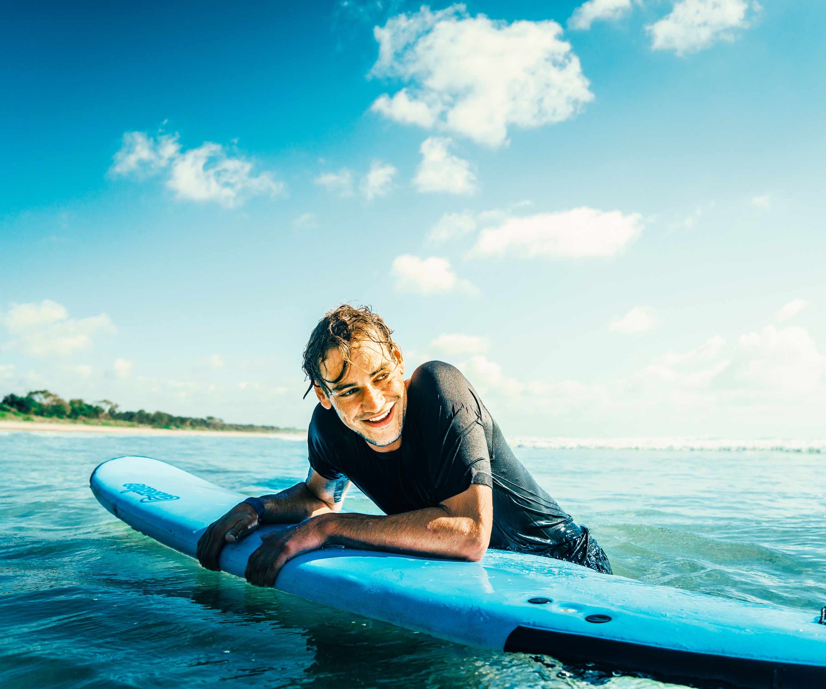 AIFS-Surfcamp-Australien-Person-Surfboard-Bucht-Meer-Sommer
