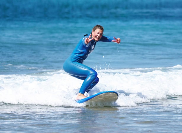 AIFS-Surfcamps-Portugal-Person-Surferin-Surfboard-Meer-Wasser-Sommer-Gotadagua