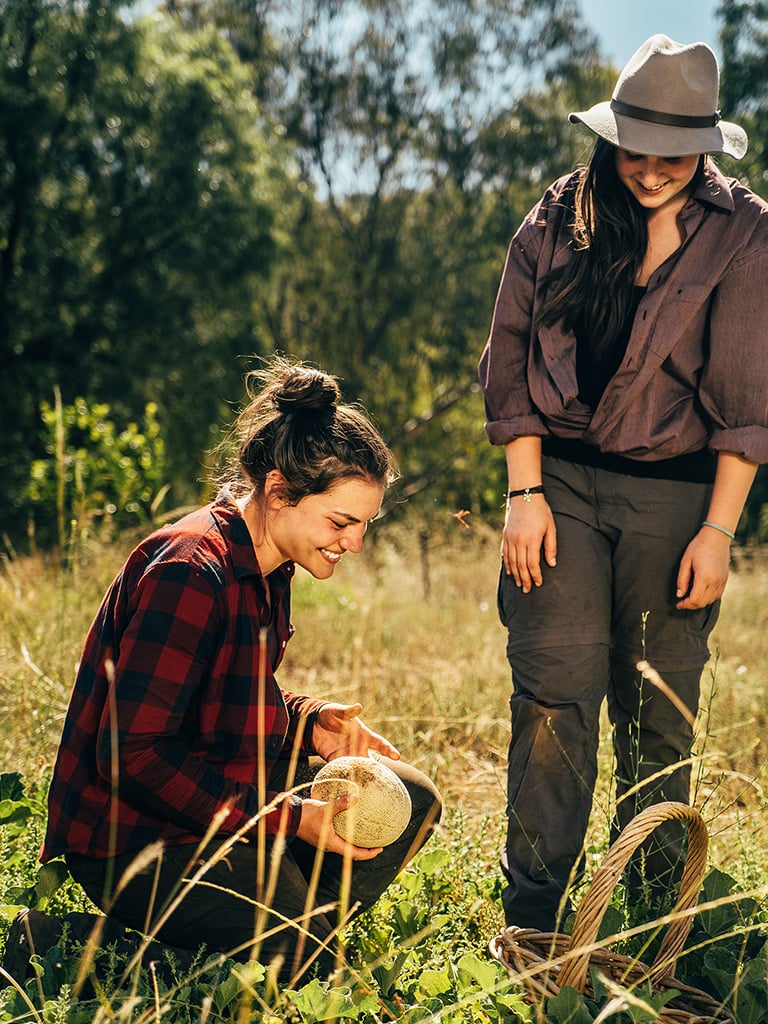 AIFS-Teilnehmer-Farmwork-Australien-Paulina-Adriana-arbeiten-auf-einer-farm_1