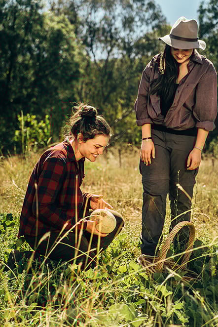 AIFS-Teilnehmer-Farmwork-Australien-Paulina-Adriana-arbeiten-auf-einer-farm_4