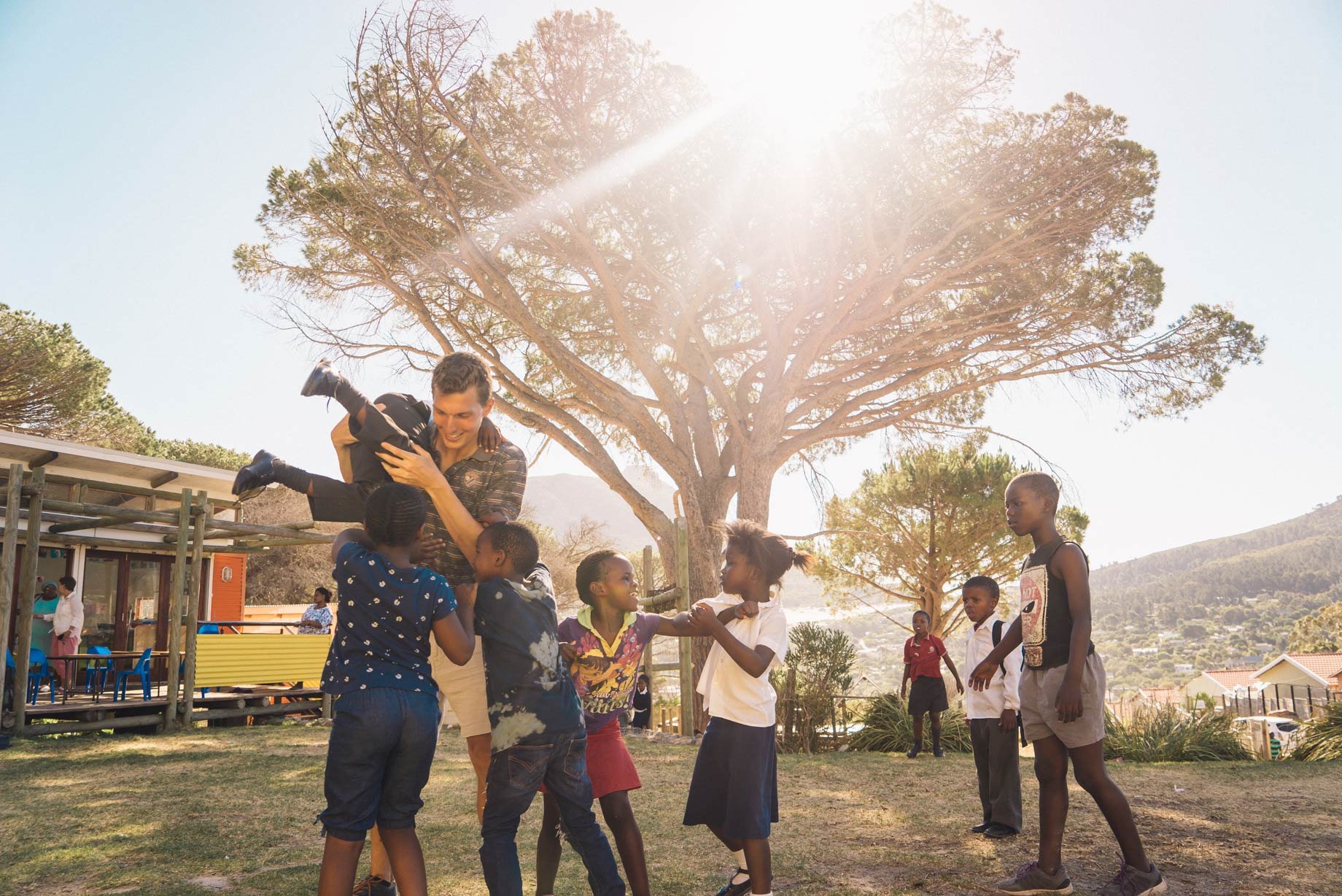 AIFS-freiwilligenarbeit-südafrika-child-care-volunteer-personen-kinder-spielen-pause-spaß