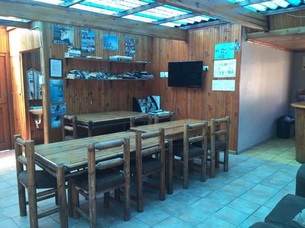 AIFS-freiwilligenarbeit-südafrika-sports-coaching-unterkunft-aufenthaltsraum-küche-volunteerhaus