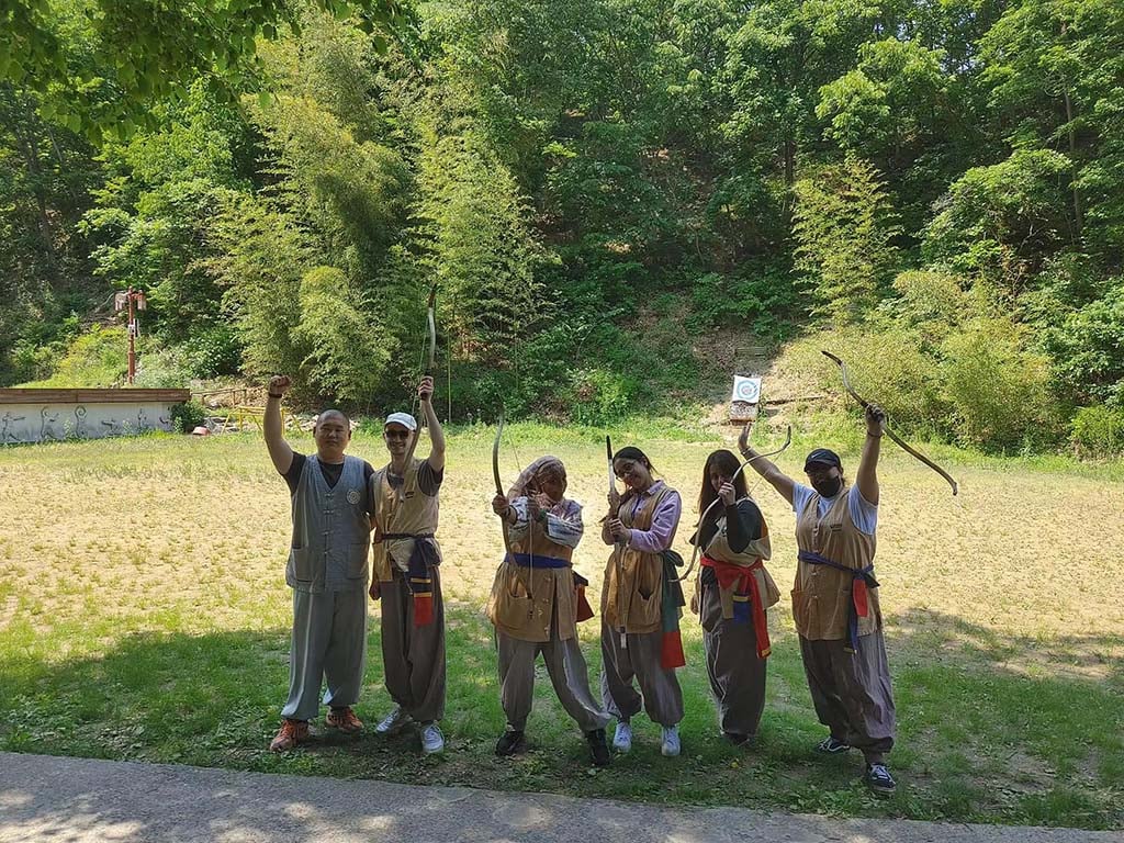 Personen während des Tempelstay in Südkorea mit AIFS