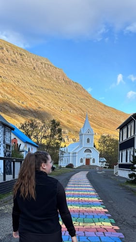 AIFS Au Pair in Island in Reykjavik vor einer Kirche