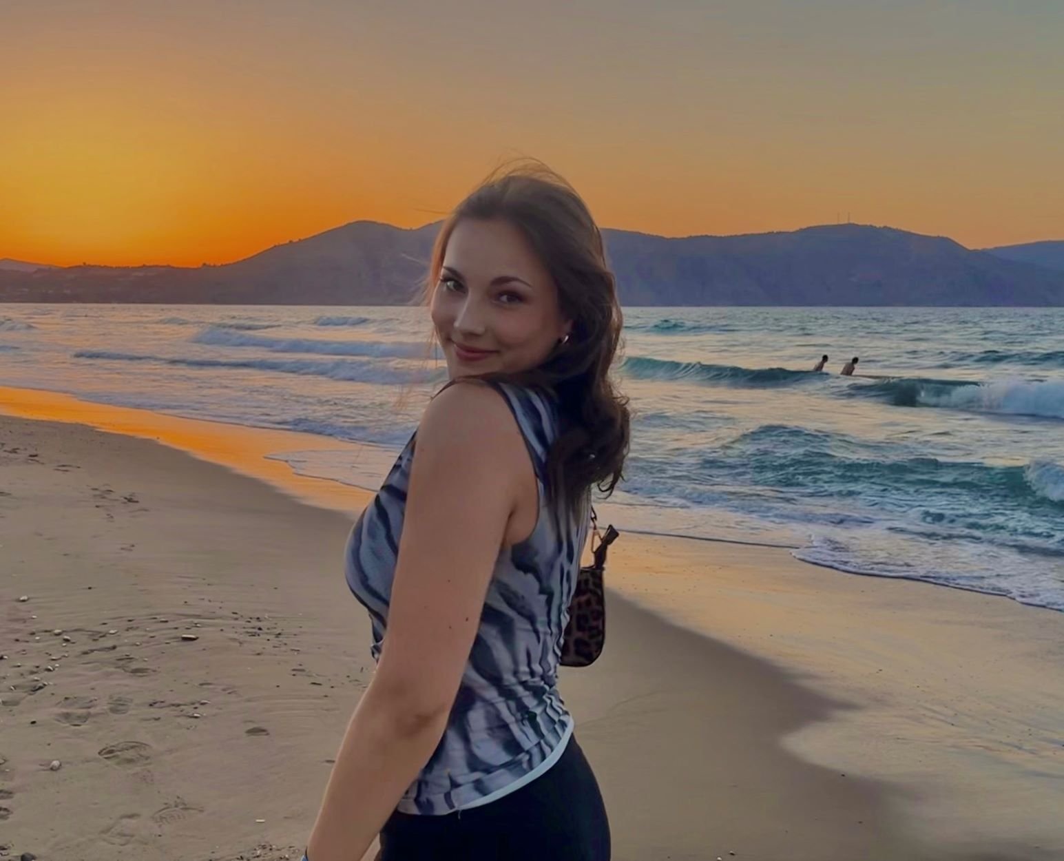 AIFS Storytellerin Lina vor ihrer Ausreise als Au Pair in die USA an einem Strand