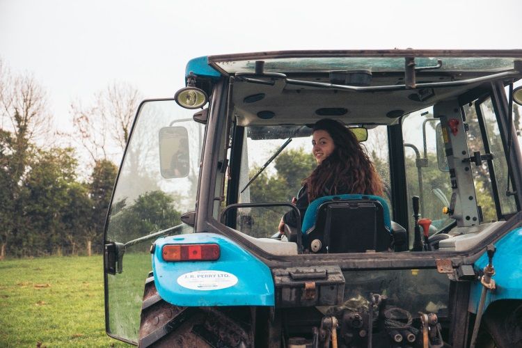 aifs-farmwork-kanada-person-Traktor-fahren
