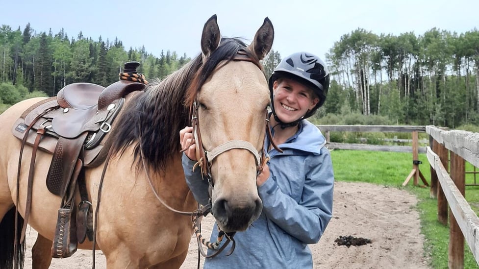 Person mit Pferd bei dem Farmwork/Ranchwork Programm in Kanada