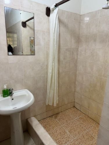 Das Badezimmer in der Unterkunft beim Freiwilligenprojekt in Ghana mit AIFS