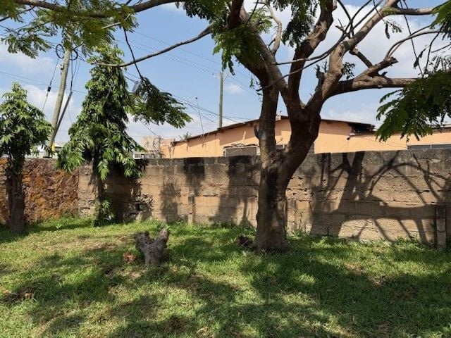 Der Garten der Unterkunft beim Freiwilligenprojekt in Ghana mit AIFS