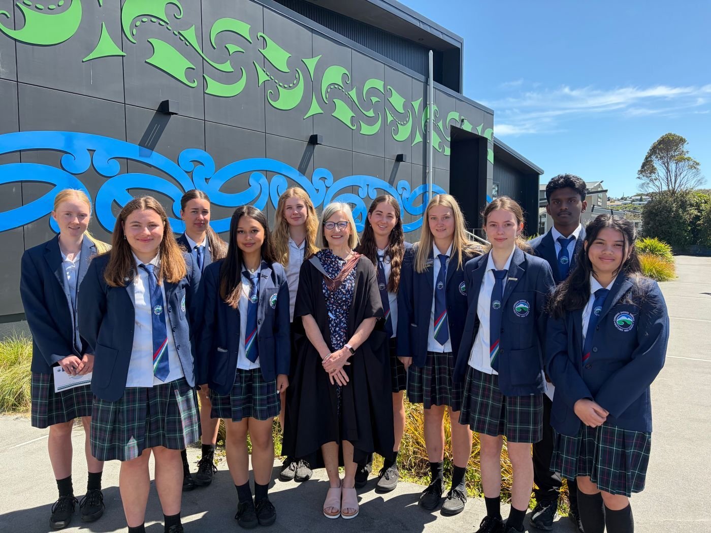 Personen in Schuluniform der Westland High School in Neuseeland