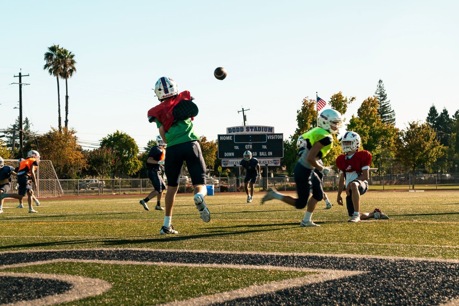 Ein Foto eines Trainings des Footballteams der Justin-Siena High School in Napa, Kalifornien