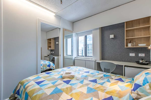 Die Unterkunft Park Towers bei der AIFS Sprachreise nach Neuseeland: Zimmer mit Schreibtisch