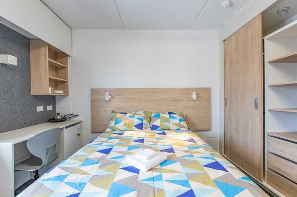 Die Unterkunft Park Towers bei der AIFS Sprachreise nach Neuseeland: Bett