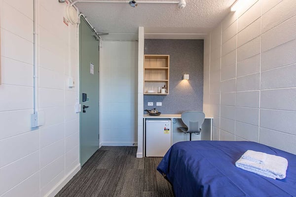 Die Unterkunft Park Towers bei der AIFS Sprachreise nach Neuseeland: Einzelbett und Schreibtisch