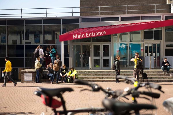 Eingang zum Hauptcampus der Edinburgh Napier University in Edinburgh, Schottland