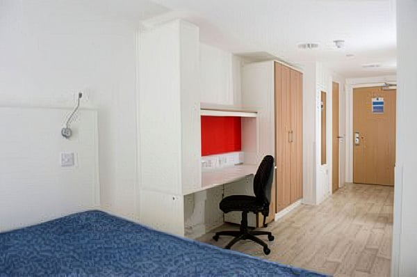 Standardzimmer mit Bett und Schreibtisch in der Studentenunterkunft der Edinburgh Napier University
