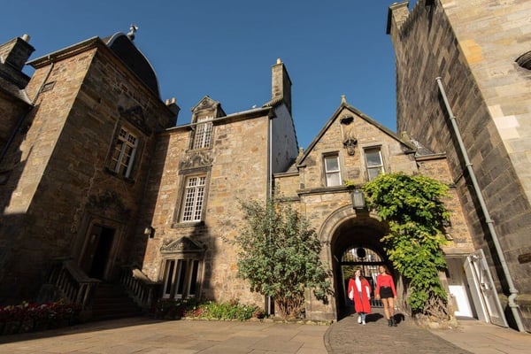 aifs-studieren-im-ausland-schottland-partnerfotos-st-andrews-university-campus-personen (3)