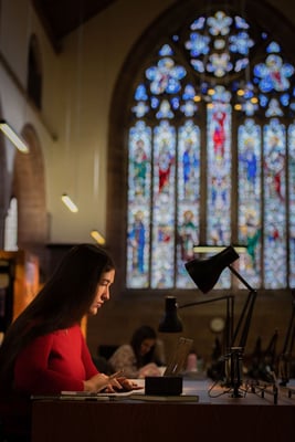 aifs-studieren-im-ausland-schottland-partnerfotos-st-andrews-university-person-bibliothek (2)