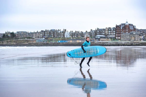 aifs-studieren-im-ausland-schottland-partnerfotos-st-andrews-university-person-surfen