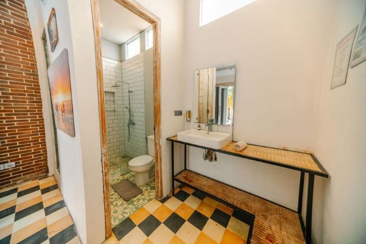 Badezimmer in der Unterkunft beim Surfcamp in Canggu, Bali mit AIFS