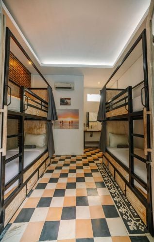 Schlafsaal in der Unterkunft beim Surfcamp in Canggu, Bali mit AIFS