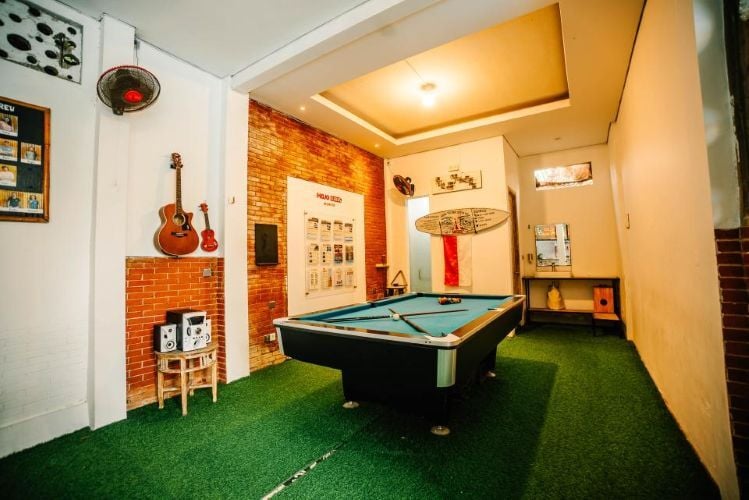 Aufenthaltsbereich in der Unterkunft beim Surfcamp in Canggu, Bali mit AIFS