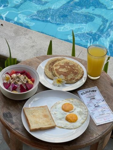 Verpflegung in der Unterkunft beim Surfcamp in Canggu, Bali mit AIFS