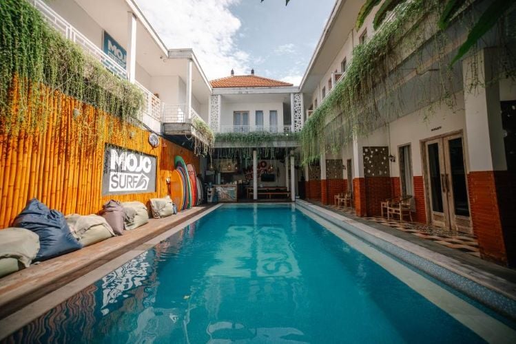 Pool der Unterkunft beim Surfcamp in Canggu, Bali mit AIFS