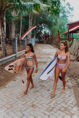 Zwei Teilnehmerinnen des Surfcamps in Red Island, Bali mit AIFS