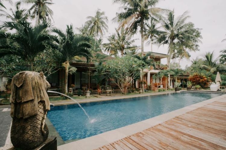 Außenbereich mit Pool in der Unterkunft beim Surfcamp in Red Island, Bali mit AIFS