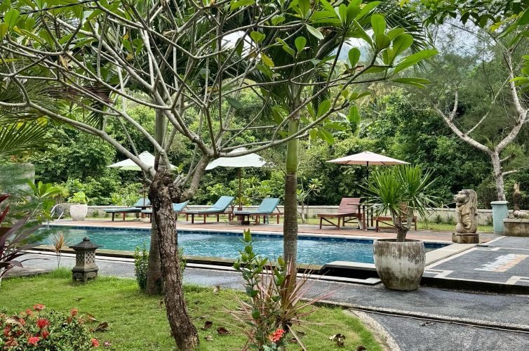 Außenbereich der Unterkunft beim Surfcamp in Red Island, Bali mit AIFS