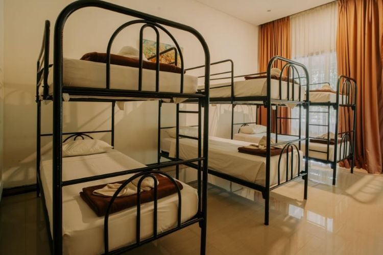 Schlafsaal in der Unterkunft beim Surfcamp in Red Island, Bali mit AIFS