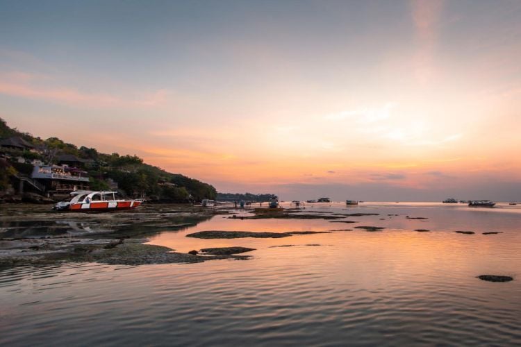 Sonnenuntergang am Strand beim Surfcamp in Nusa Lembongan, Bali mit AIFS