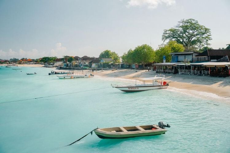 Strand mit Booten bei der Unterkunft vom Surfcamp in Nusa Lembongan, Bali mit AIFS