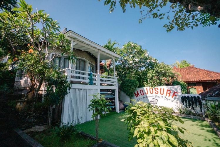 Außenbereich in der Unterkunft beim Surfcamp in Nusa Lembongan, Bali mit AIFS