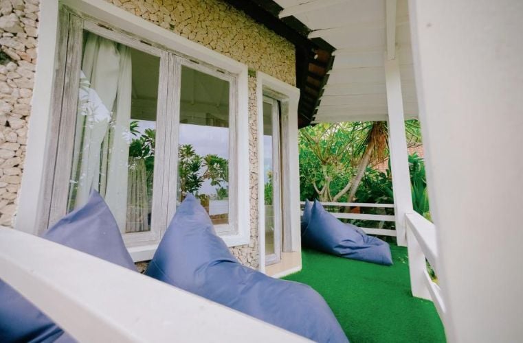 Außenbereich der Unterkunft beim Surfcamp in Nusa Lembongan, Bali mit AIFS