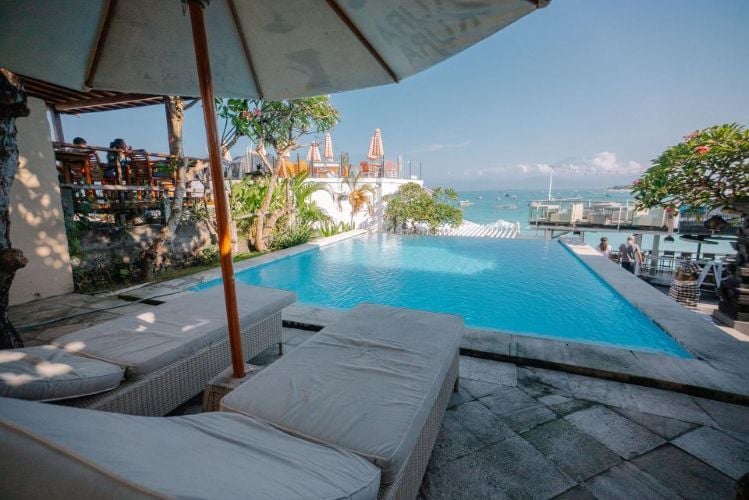 Außenbereich mit Pool in der Unterkunft beim Surfcamp in Nusa Lembongan, Bali mit AIFS