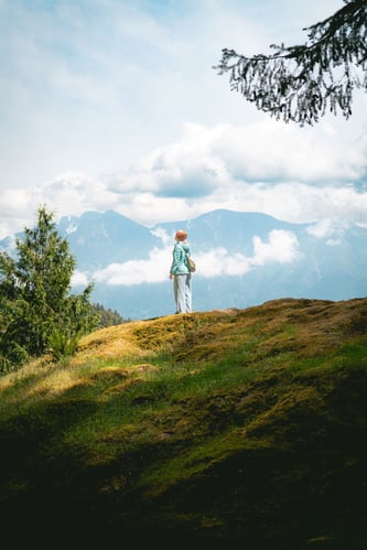 Eine Person auf einem Berg beim Work and Travel Programm in Kanada mit AIFS