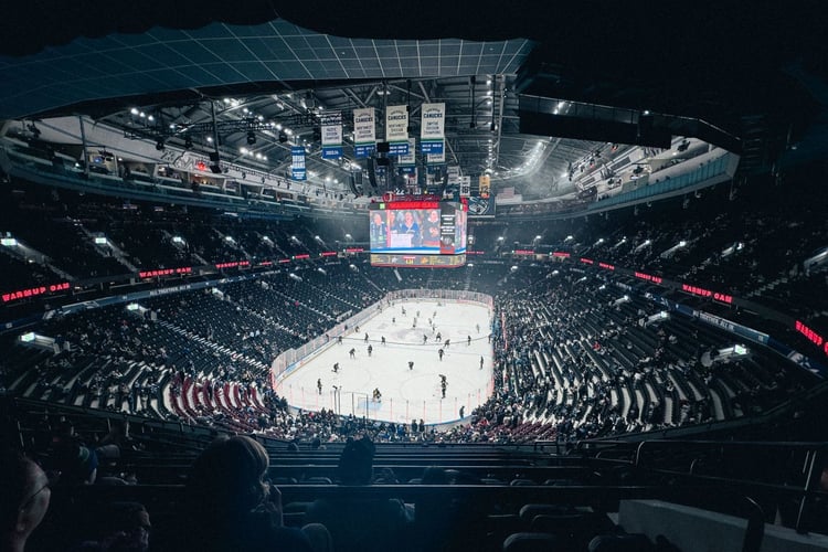 Bei einem Eishockeyspiel im Stadion beim Work and Travel Programm in Kanada mit AIFS