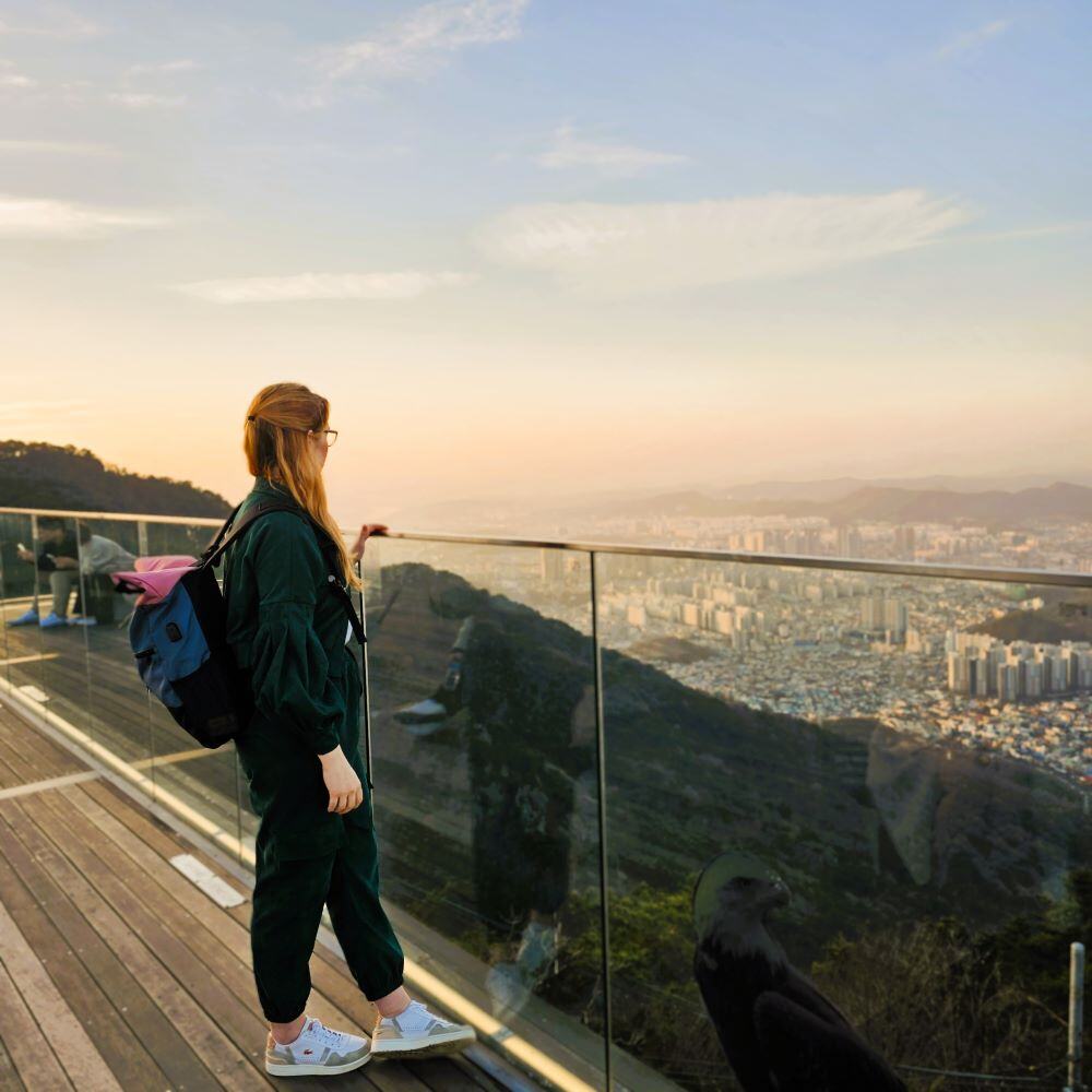 Ein Foto mit einer Person auf einer Aussichtsplattform, die auf die Stadt im Thal blickt in Südkorea