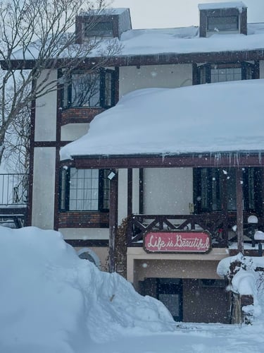 Eine Hütte im Schnee beim Winter Work in Japan Programm.
