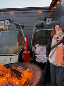 Teilnehmerin neben einer Feuerschale beim AIFS Winter Work in Japan Programm