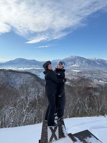 Zwei Teilnehmerinnen beim AIFS Winter Work in Japan Programm